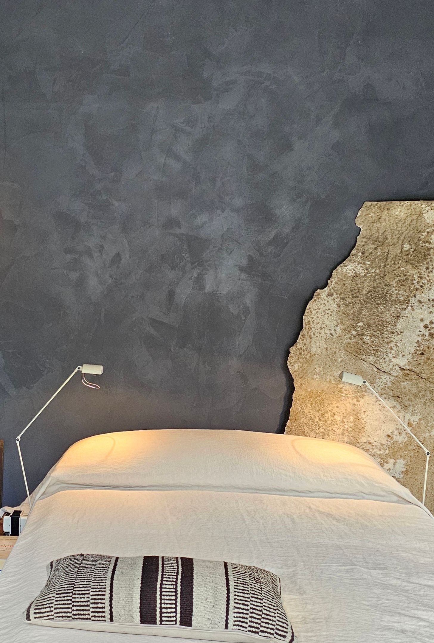 Pared con revestimiento de mortero de arcilla en color gris.