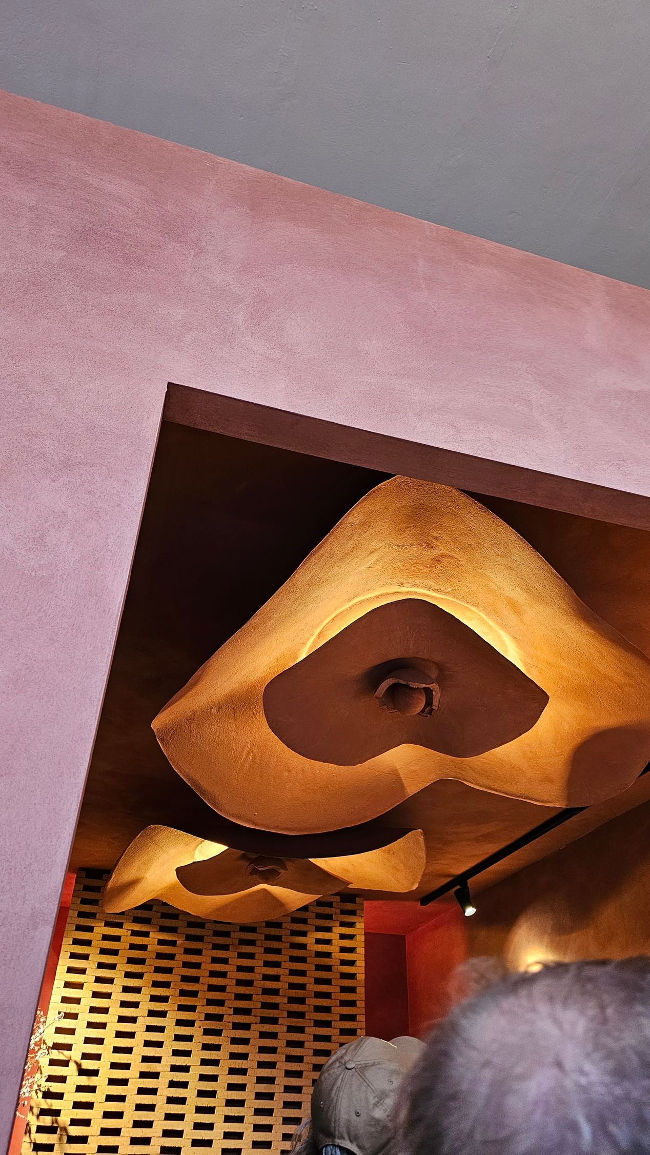 Paredes en color rosa y techo en color gris realizado con mortero de cal