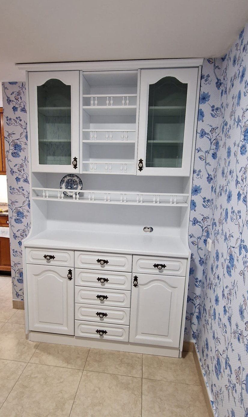 Mueble con vitrinas y baldas lacado.