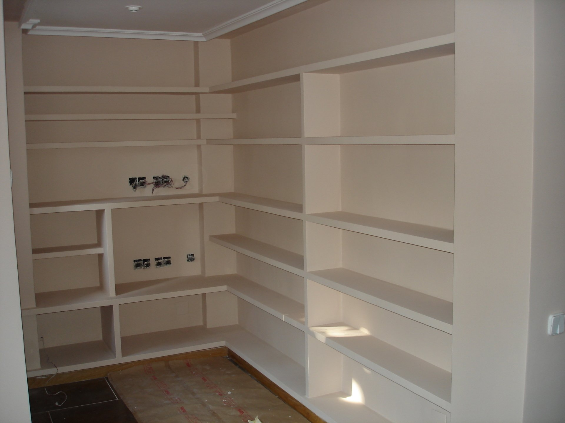 Mural de salón realizado con planchas de pladur.