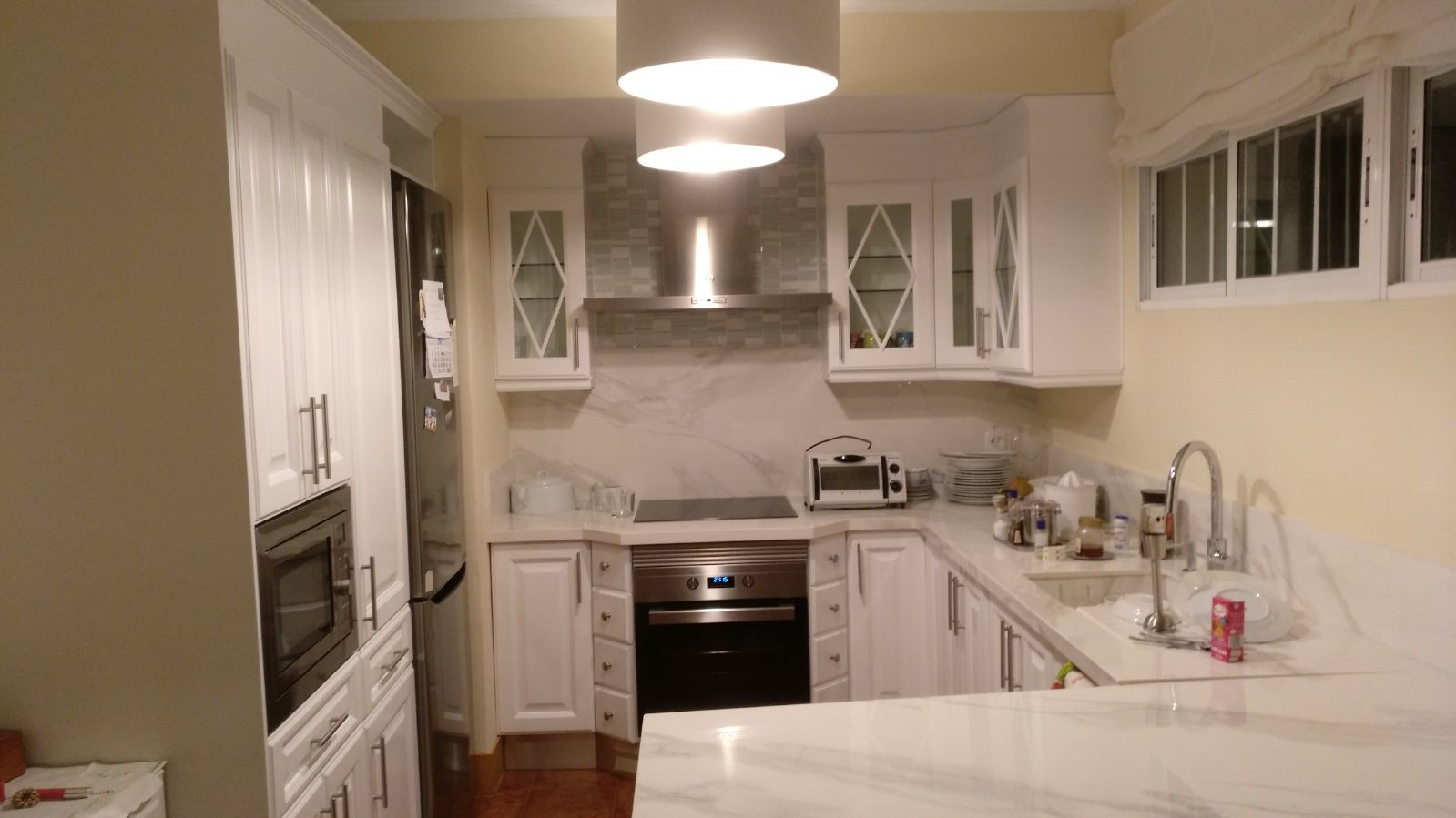 Muebles de cocina restaurados y lacados en color blanco.