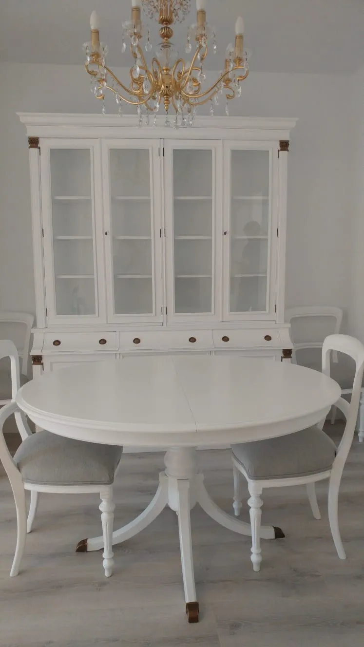 Mueble vitrina, mesa y sillas restauradas y lacadas en color blanco.
