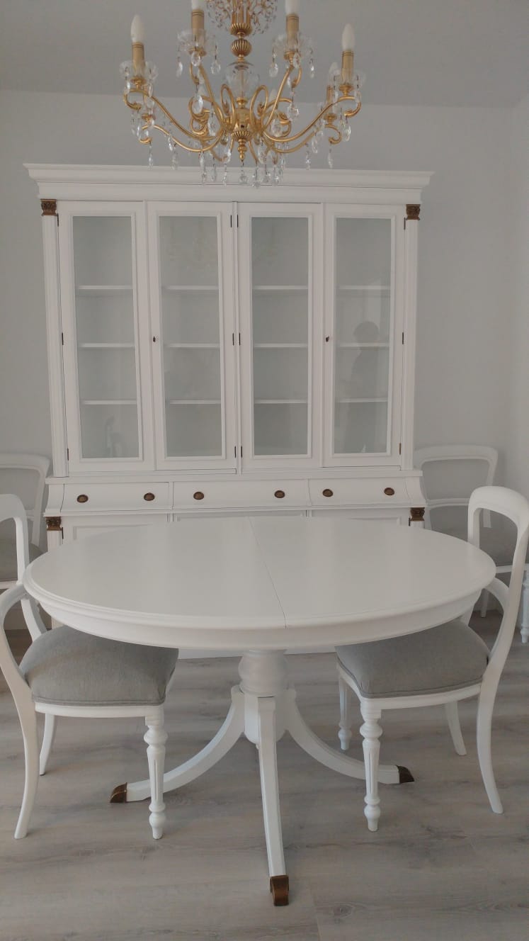 Mueble de salón con vitrinas lacado en blanco.