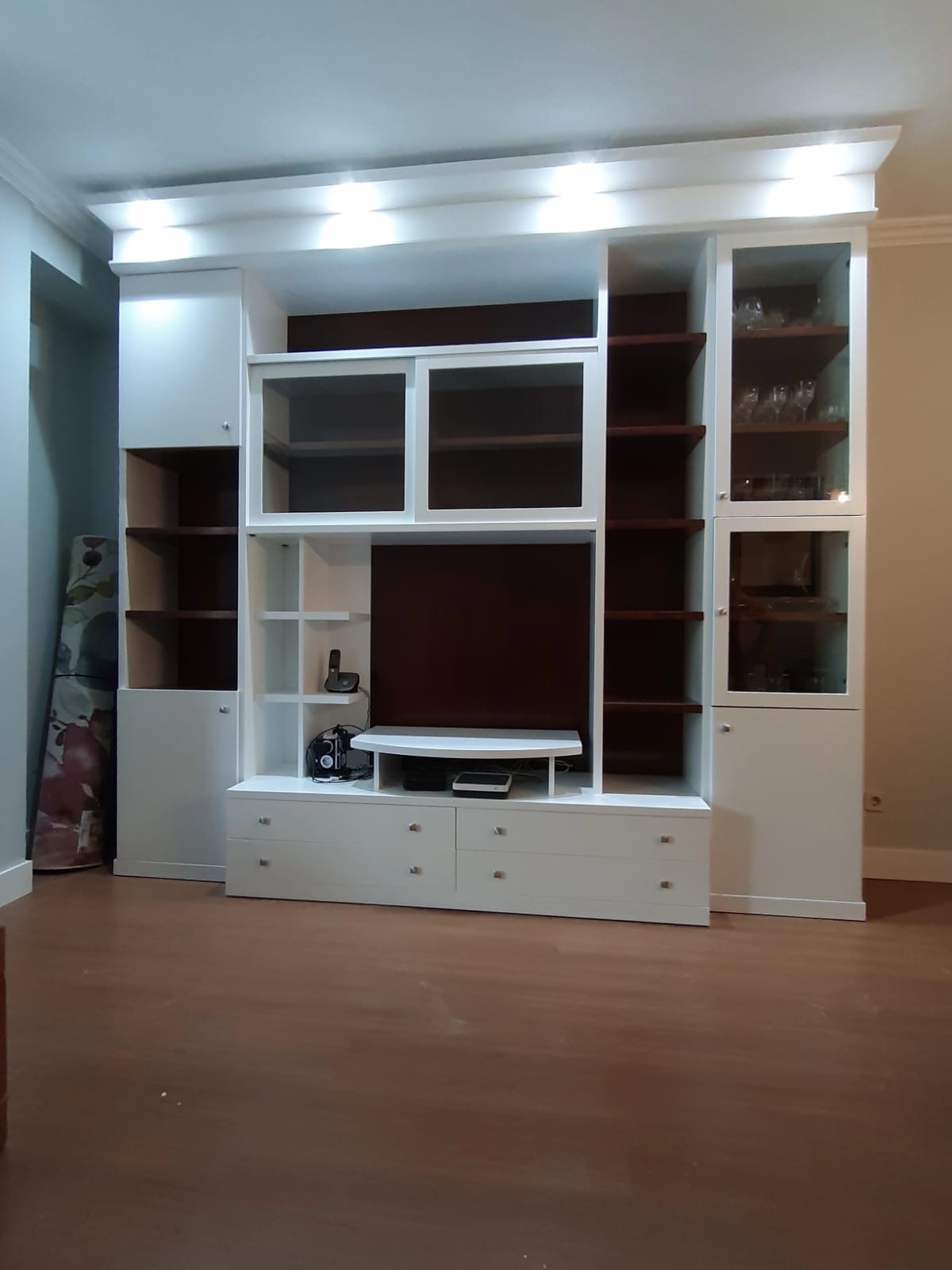 Mueble de salón lacado en blanco, con baldas en color nogal.