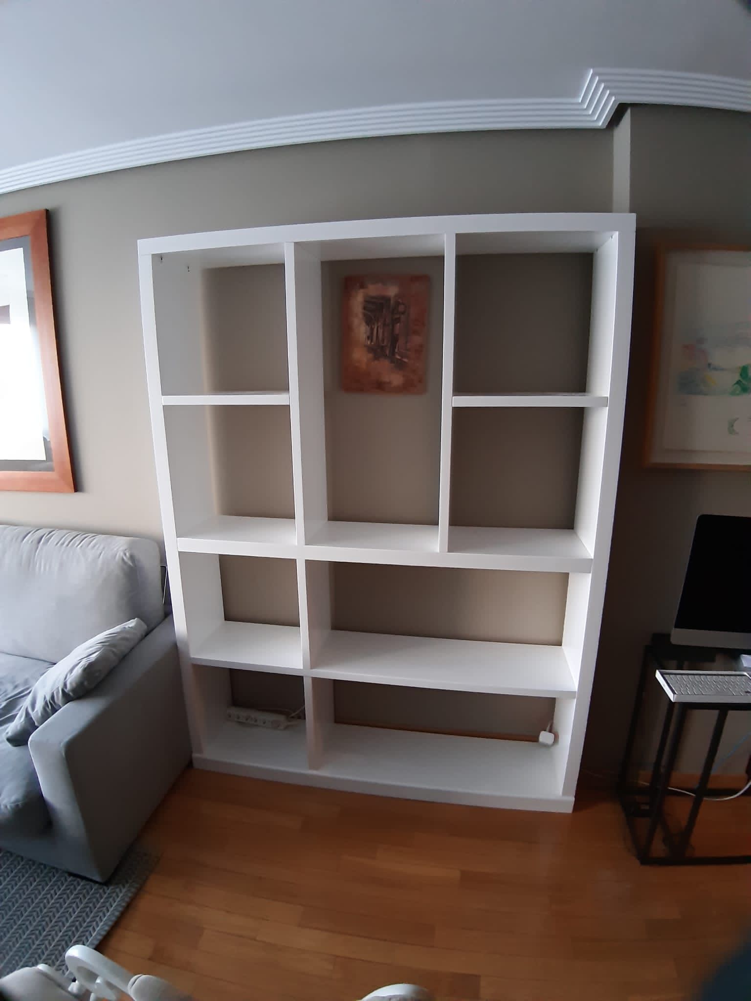 Mueble con baldas restaurado y lacado.