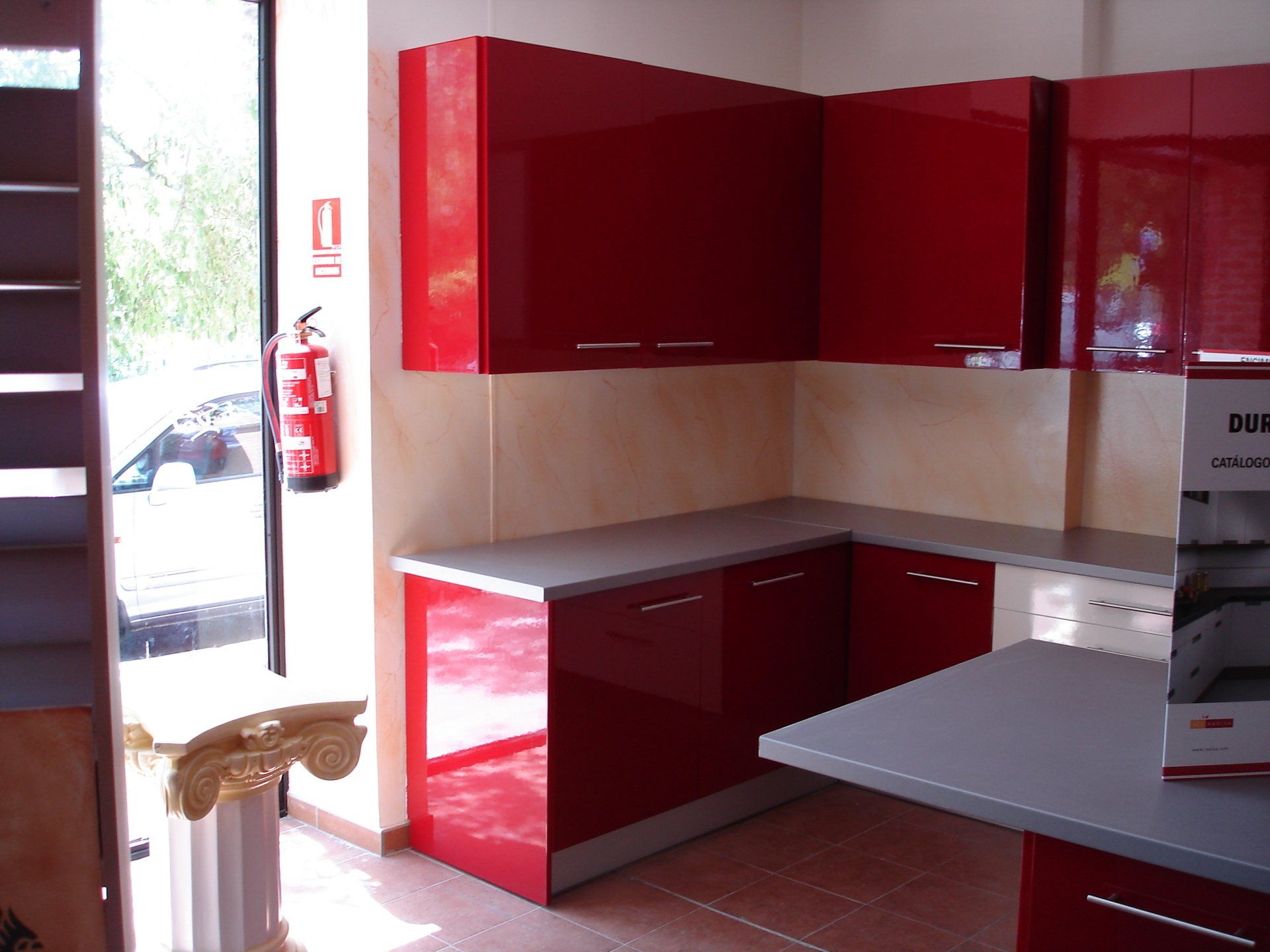 Muebles de cocina restaurados y lacados en color rojo.