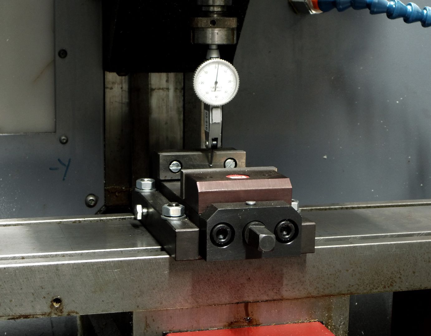 Rüsten der Fräsmaschine zur Bearbeitung von Werkstücken