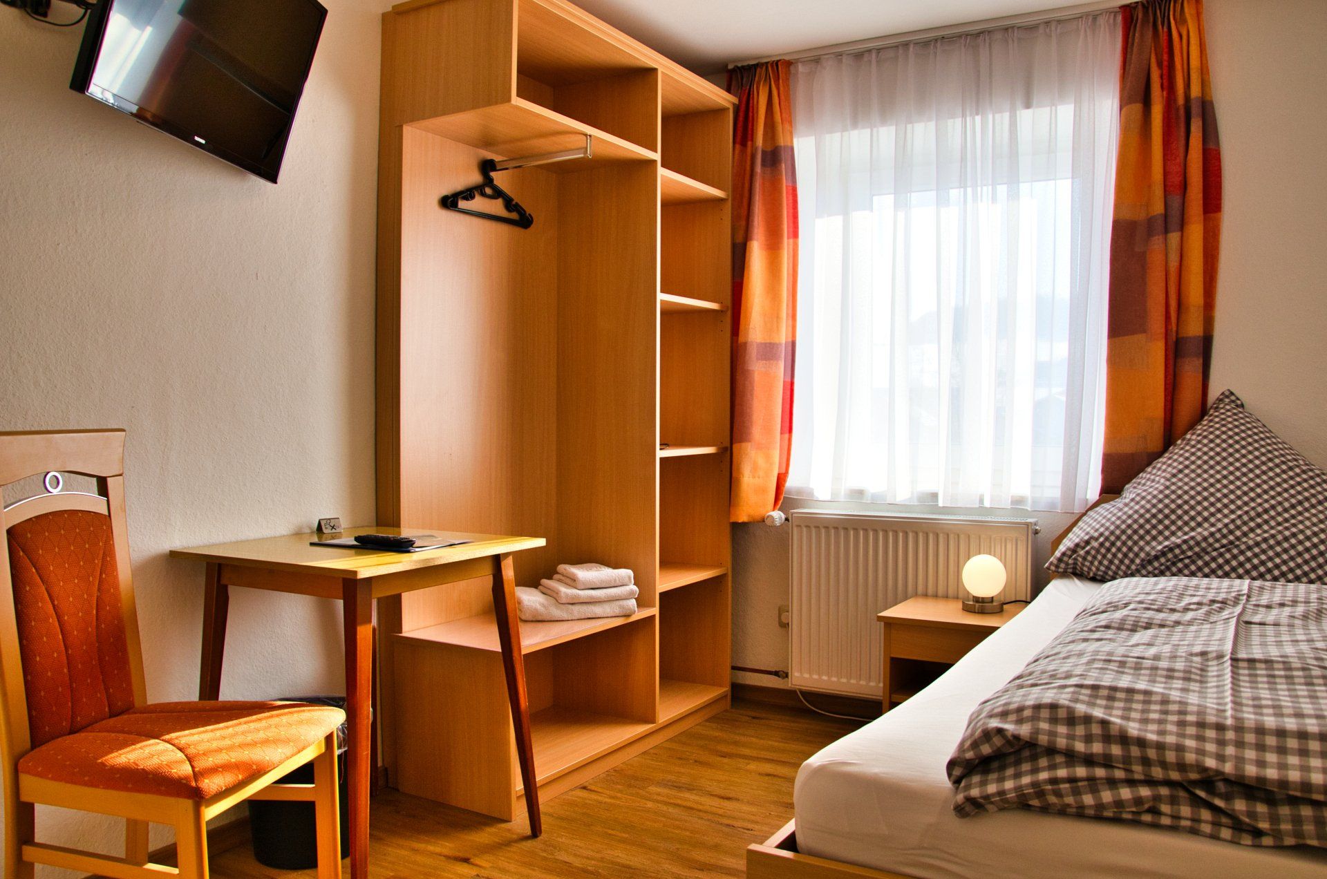 Einzelzimmer Schreibtisch Regal Gasthof Altmann Eschlkam