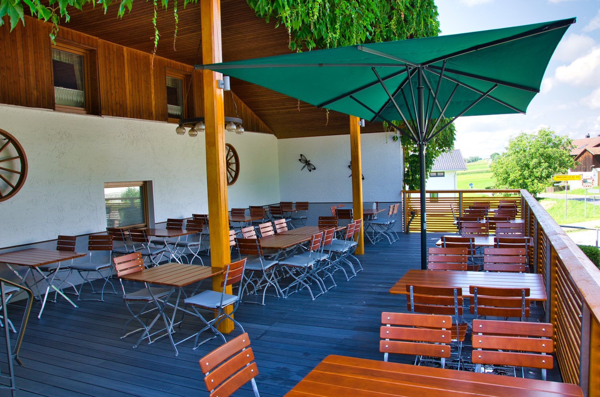 Sonnige Terrasse Biergarten Gasthof Altmann Eschlkam