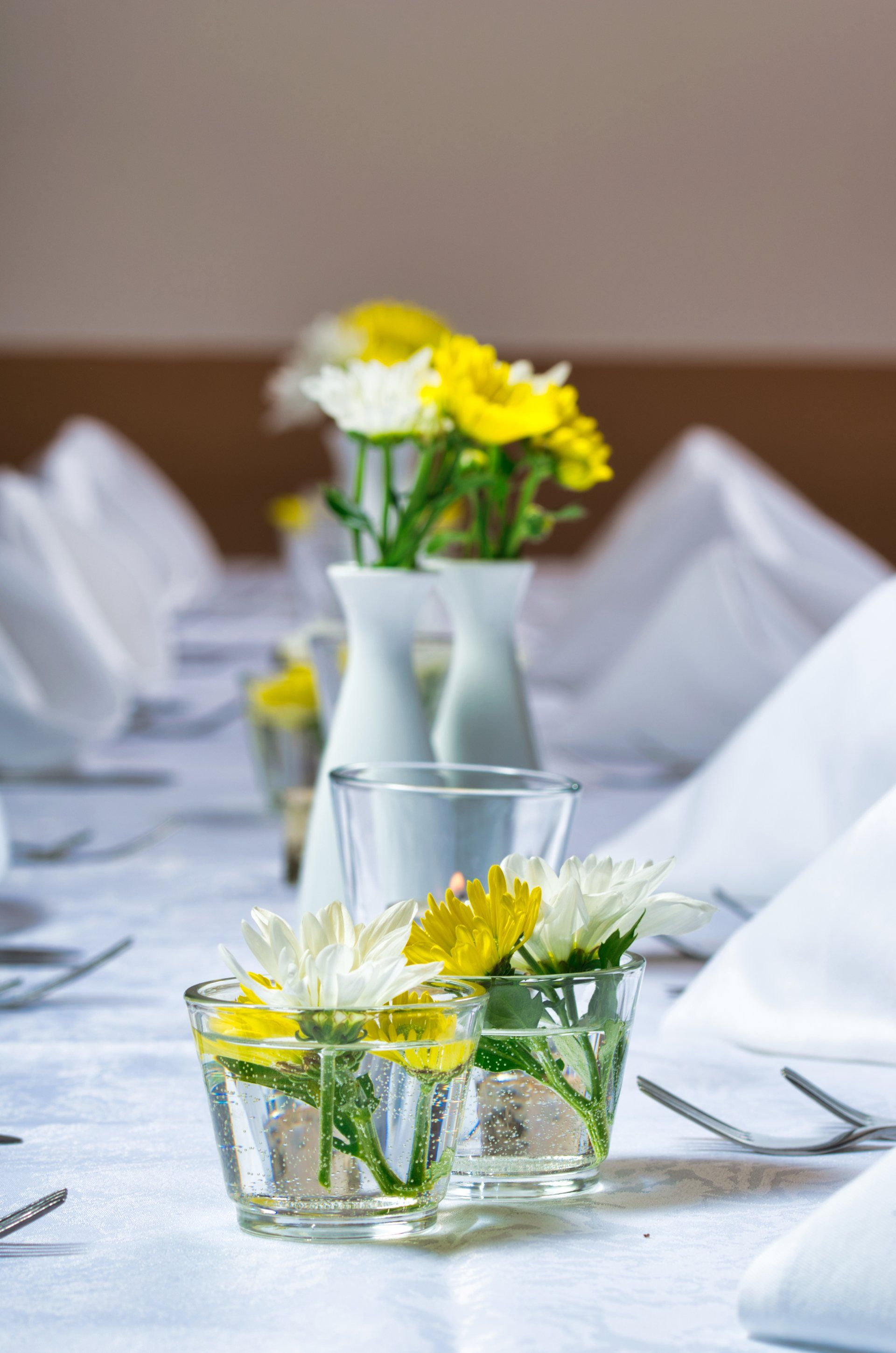 Festlich gedeckter Tisch gelbe Blumen Gasthof Altmann