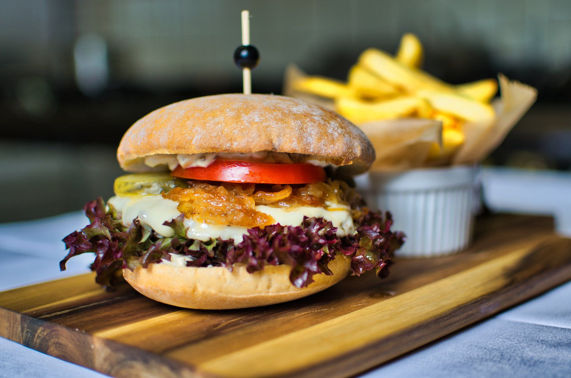 Burger mit Pommes bayerische Küche Gasthof Altmann