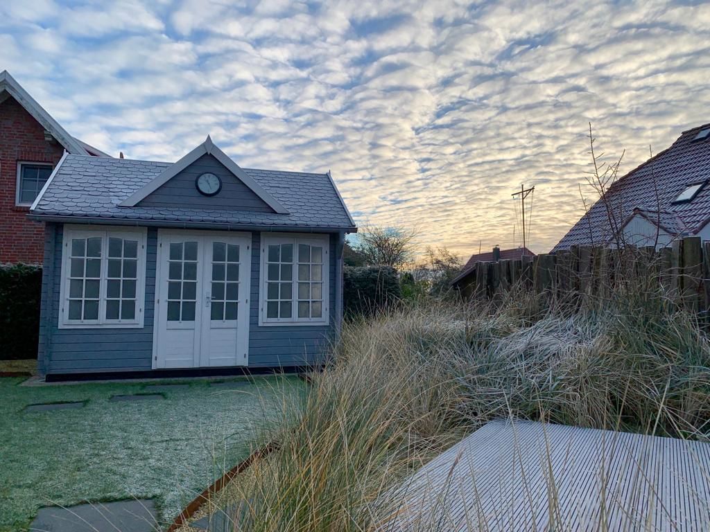 Das Strandhaus im Winter bei Sonnenaufgang