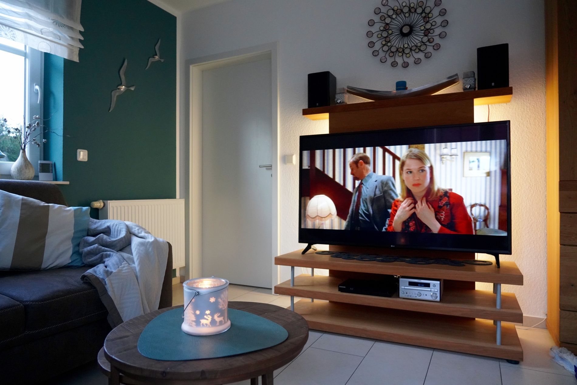Nordsee Huus in Nessmersiel / Wohnzimmer mit Smart TV im Ferienhaus