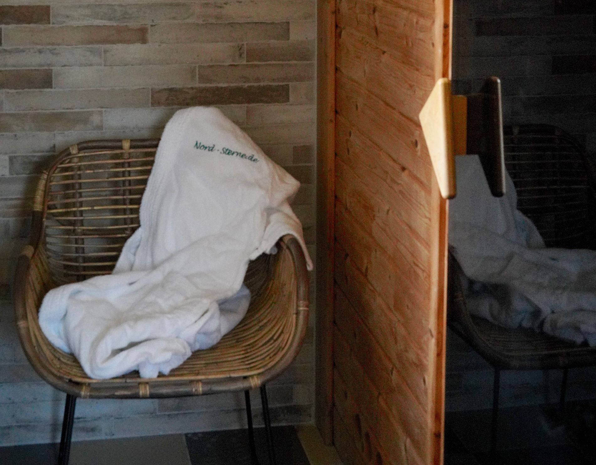 Neuer Keramik-Klinker im Vorraum der Sauna und neuer Stuhl