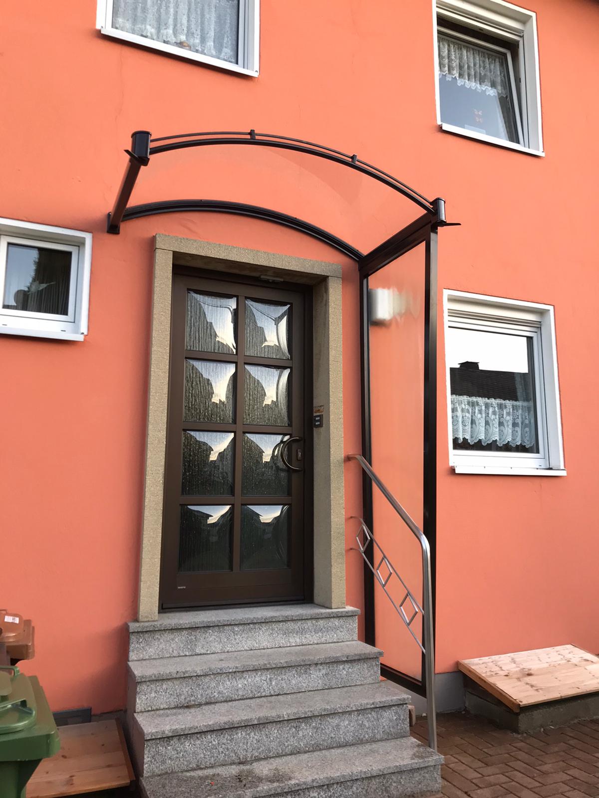 Vordach mit Seitenteil