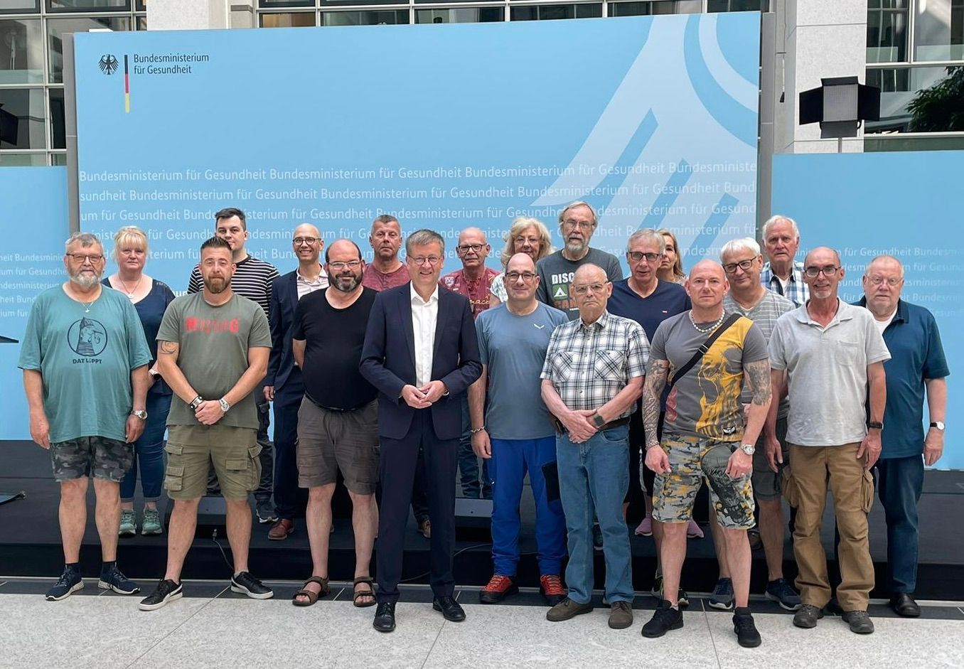 Gruppenfoto im Bundesministerium für Gesundheit beim Besuch des Beauftragten der Bundesregierung für Sucht- und Drogenfragen