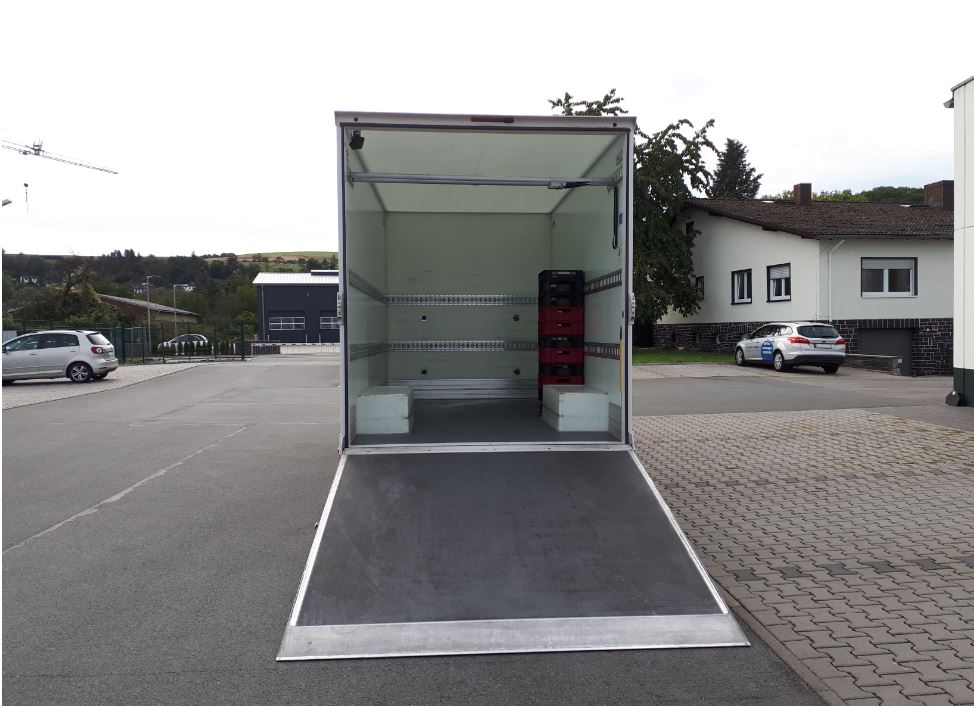 leichte Laderampe Rammschutzleiste am Boden Verschleißboden aus Siebdruck Rutschhemend