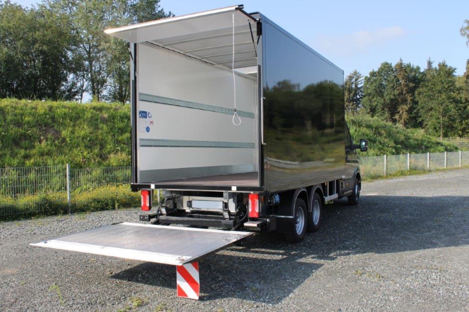 Crafter mit Zusatzachse und Trockenfrachtkoffer A