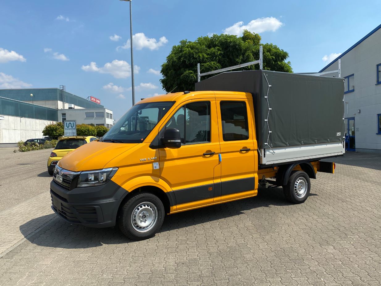 MAN TGE DOKA mit Planenaufbau und Hochlastenträger