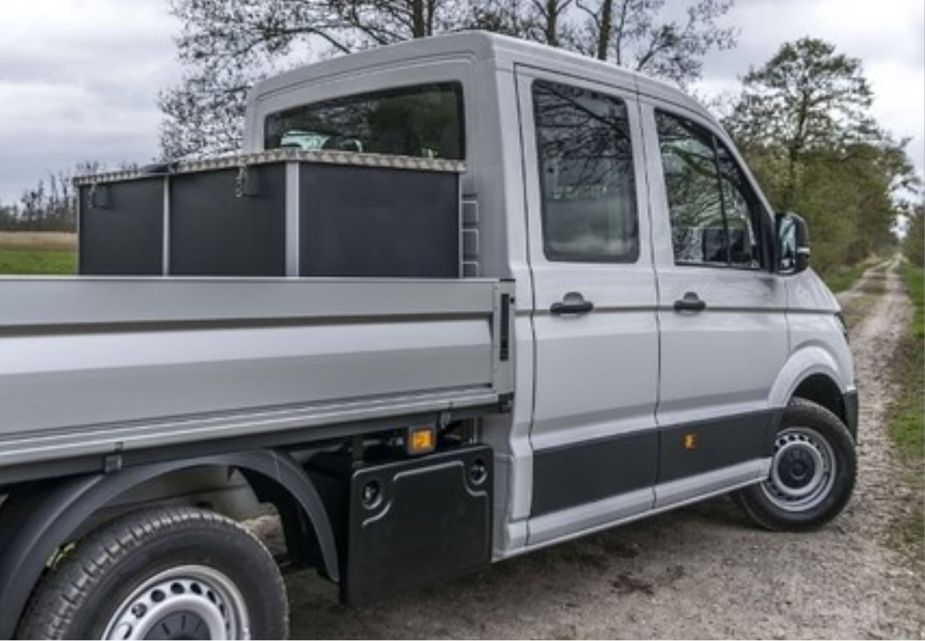 Staubox Werkzeugkasten Montage auf der Werkspritsche Volkswagen Crafter