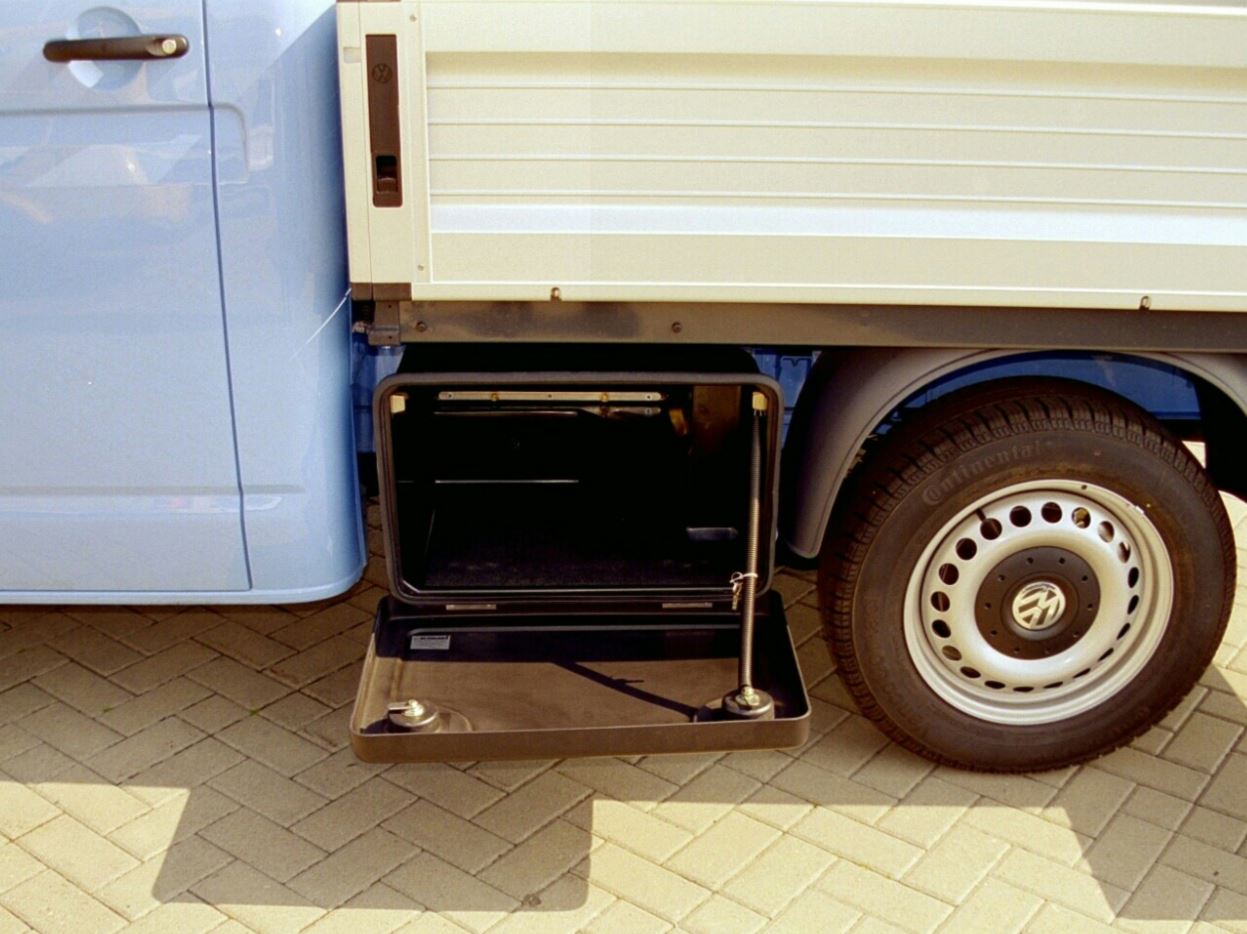 Staubox Werkzeugkasten Montage unter der Werkspritsche Volkswagen T6 Doppelkabine Doka
