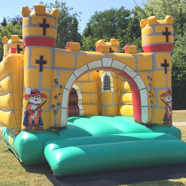 hüpfburg gestiefelter kater