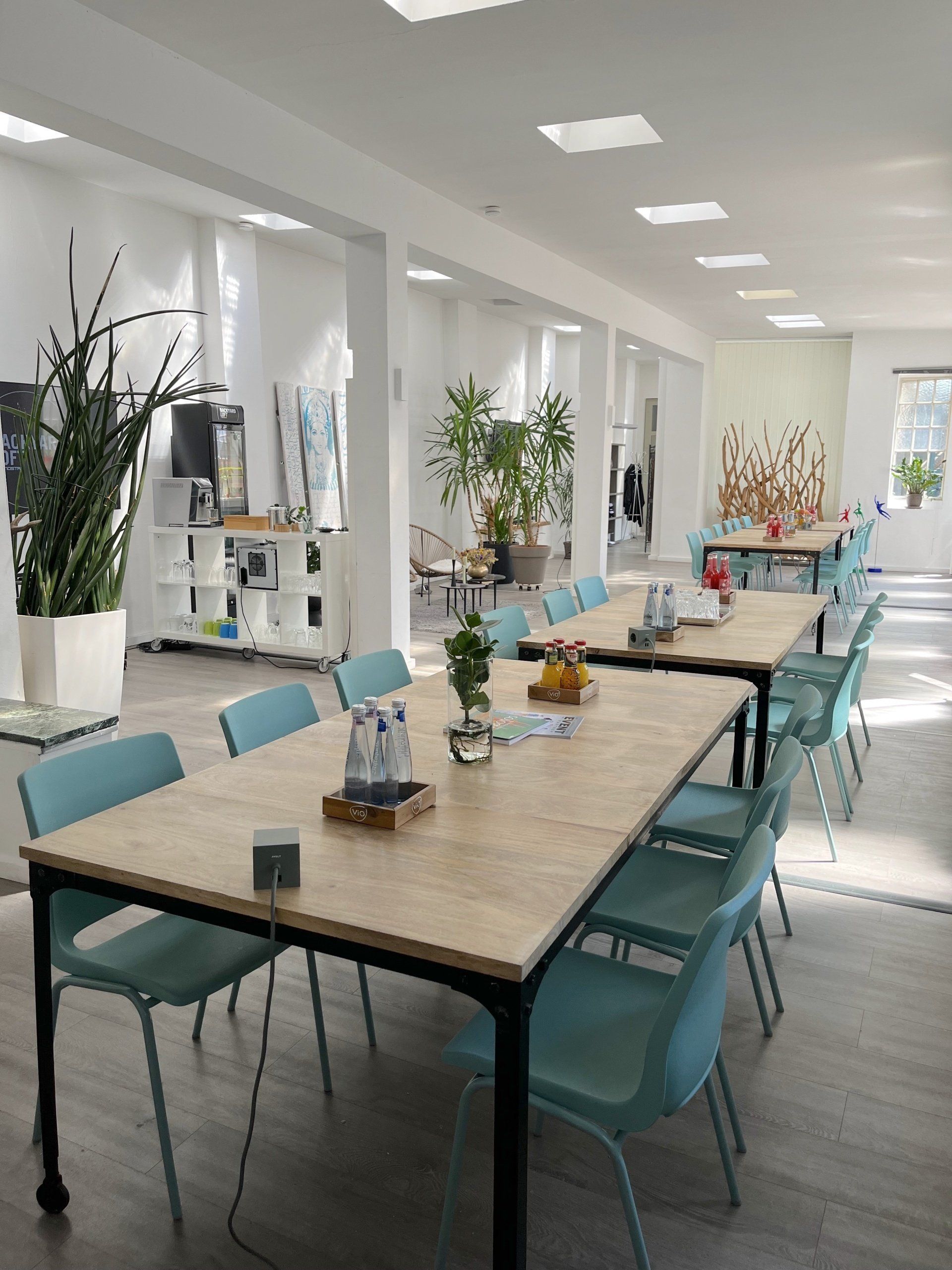 Backyard Loft Köln Workshop-Raumsetting mit bestuhlten Tischen in Tafelform