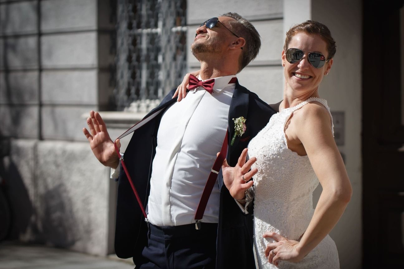 Lucile und Lorand: frisch verheiratet, stolz und strahlend mit Sonnenbrillen vor dem Standesamt.