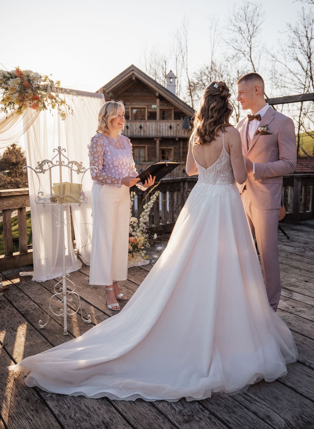 Lucile bei einer freien Trauung mit dem Brautpaar bei Sonnenuntergang.
