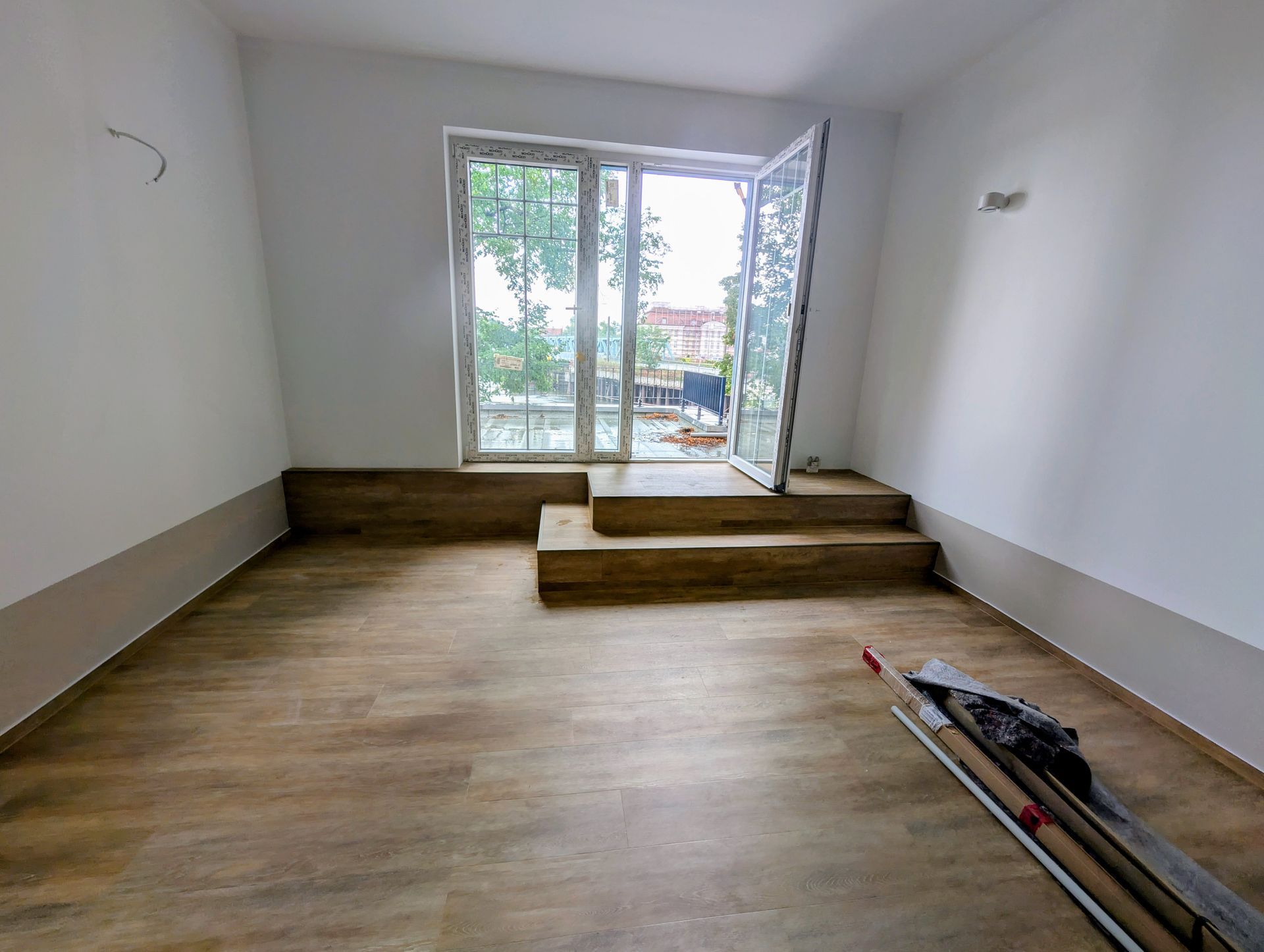 Wände und Decken frisch gemalert und Designboden verlegt, Podest, Treppe