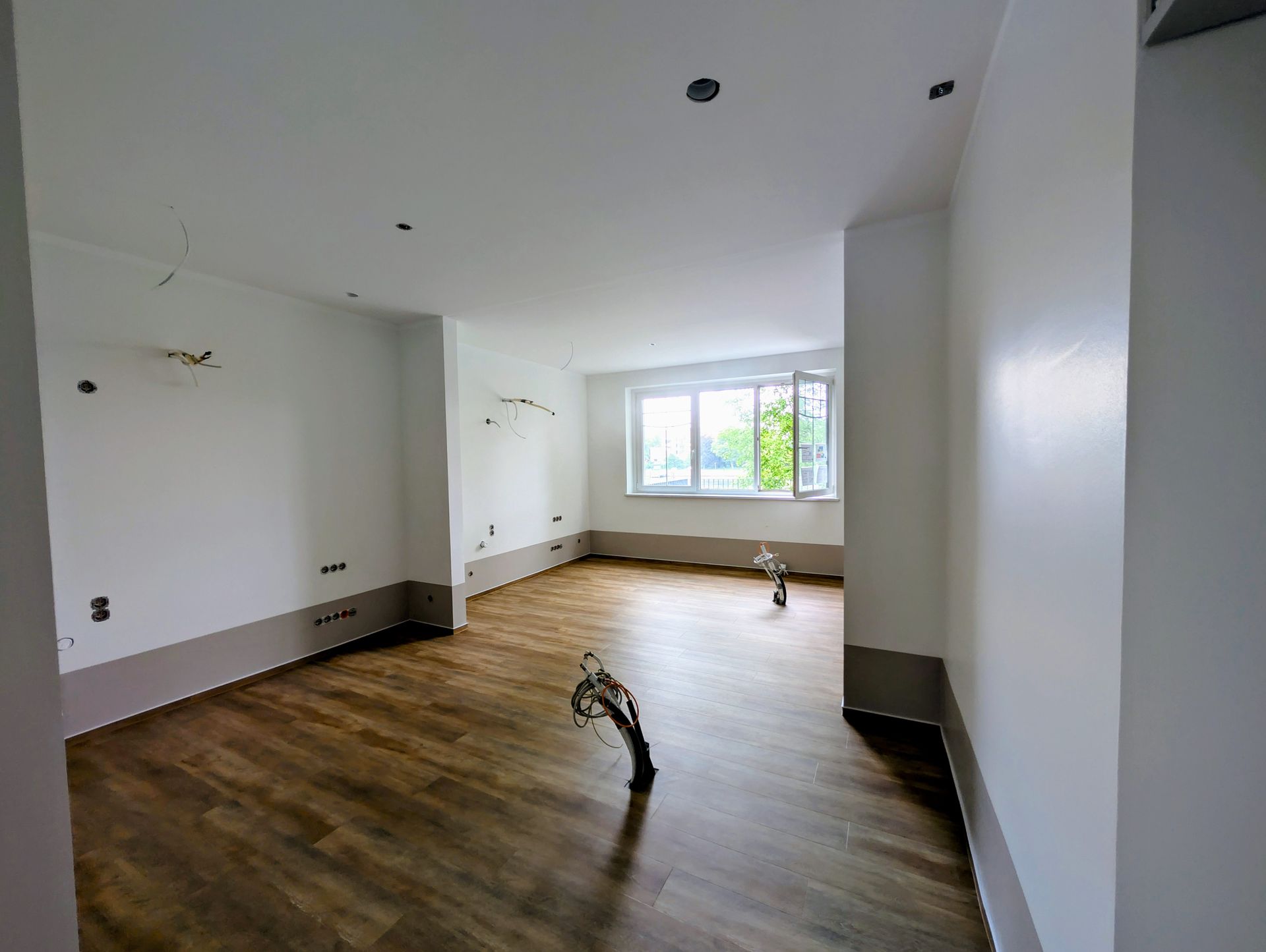 Wände und Decken frisch gemalert und Designboden verlegt