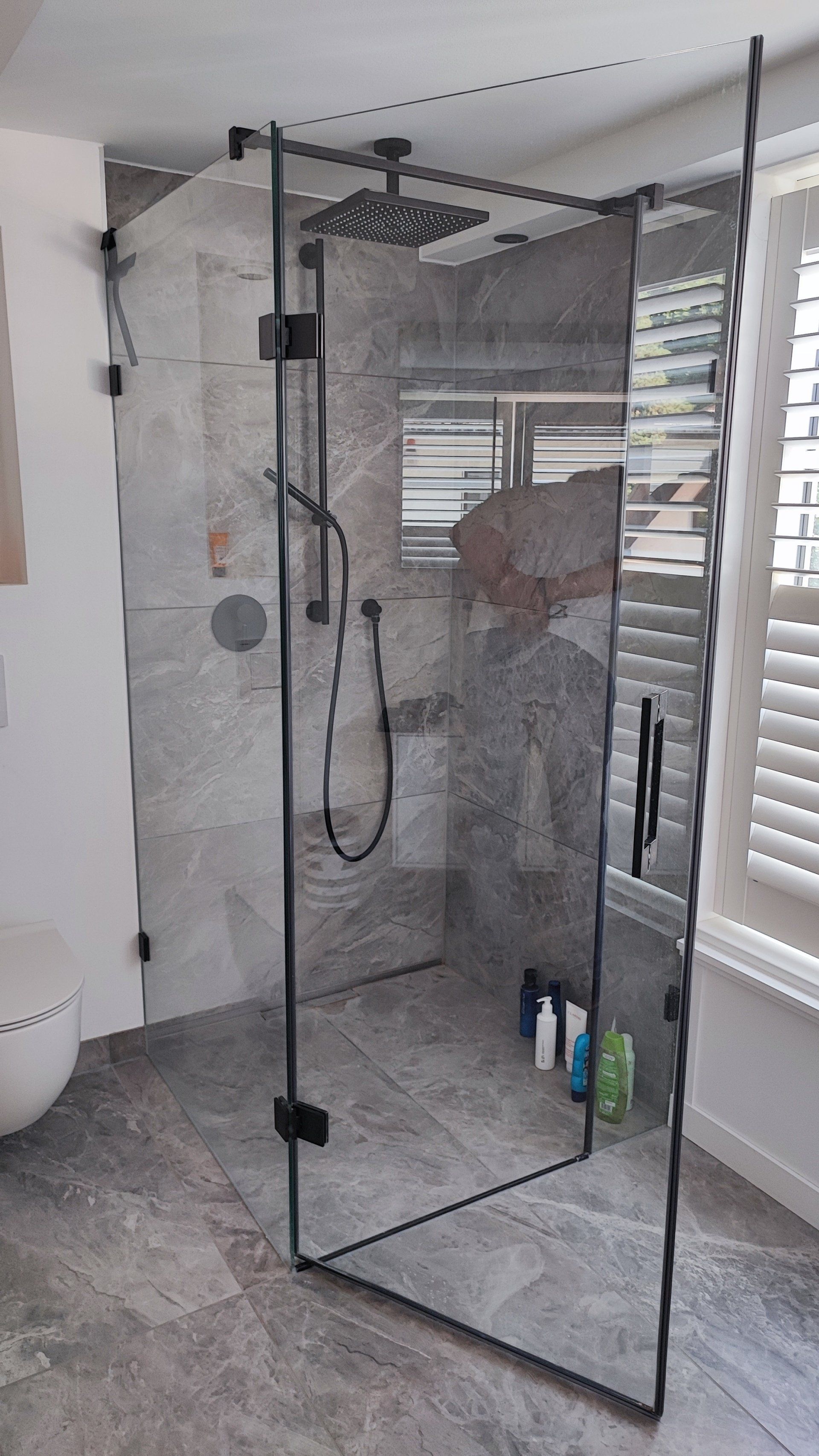 Eckduschkabine mit Pendeltüre und schwarze Beschläge - www.meine-glas-dusche.de