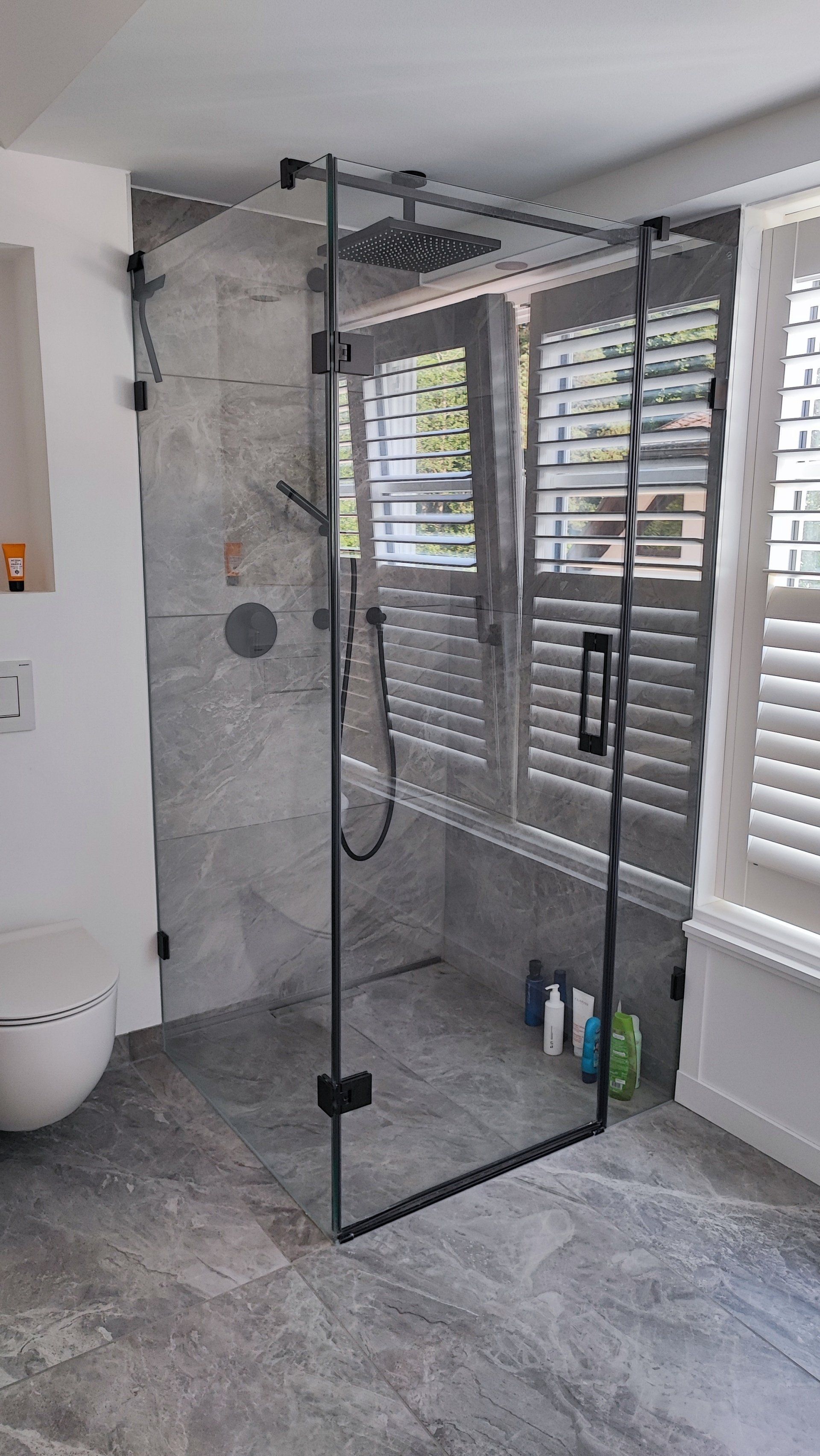 Ganzglaseckdusche MGD Swing Typ 217 BLACK MEINE GLAS DUSCHE - Ganzglasduschen mit schwarzen Beschlägen und Profilen