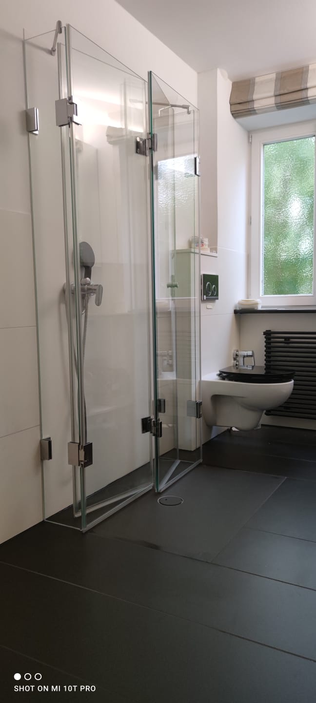 www.meine-glas-dusche.de - Ganzglas-U-Duschkabine zum Einklappen, platzsparend, rahmenlos mit 2 Pendeltüren.