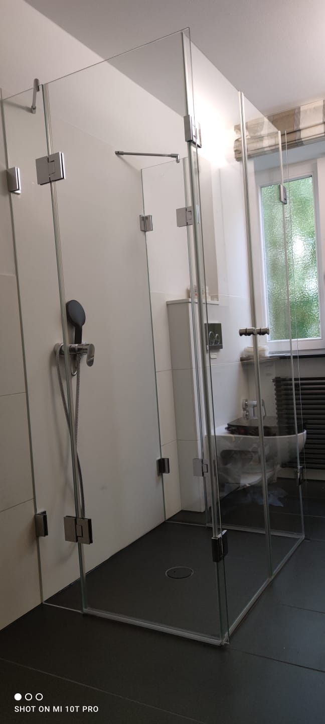 www.meine-glas-dusche.de - Ganzglas-U-Duschkabine zum Einklappen, rahmenlos mit 2 Pendeltüren.