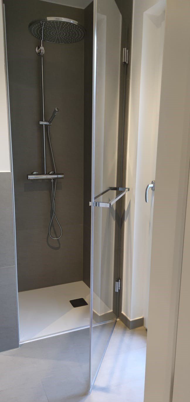 www.meine-glas-dusche.de - Ganzglas-Duschtüre nach Maß mit Montage