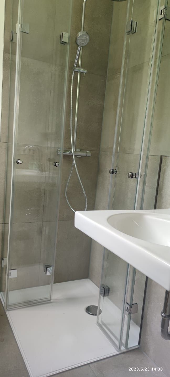 Eckduschlösung mit Falttüren und Eckeinstieg - www.meine-glas-dusche.de