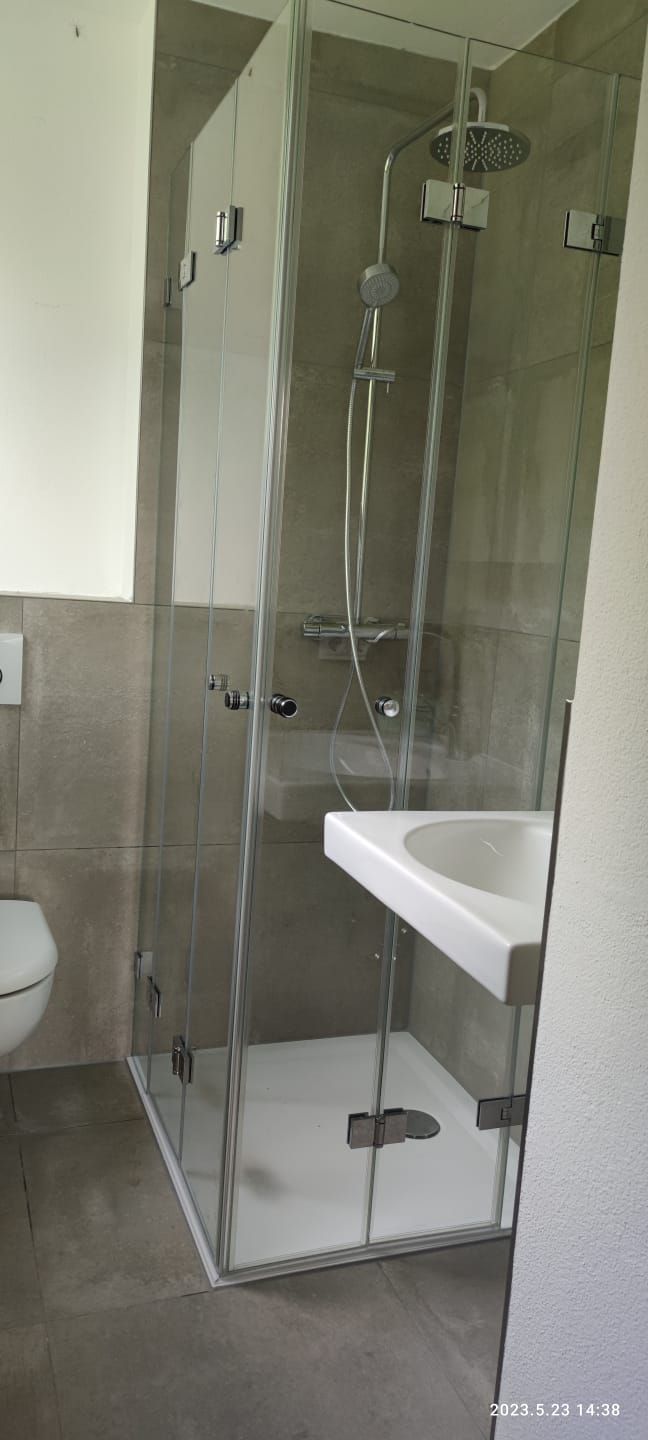 Ganzglas-Eckdusche mit Falttüren und Eckeinstieg - www.meine-glas-dusche.de