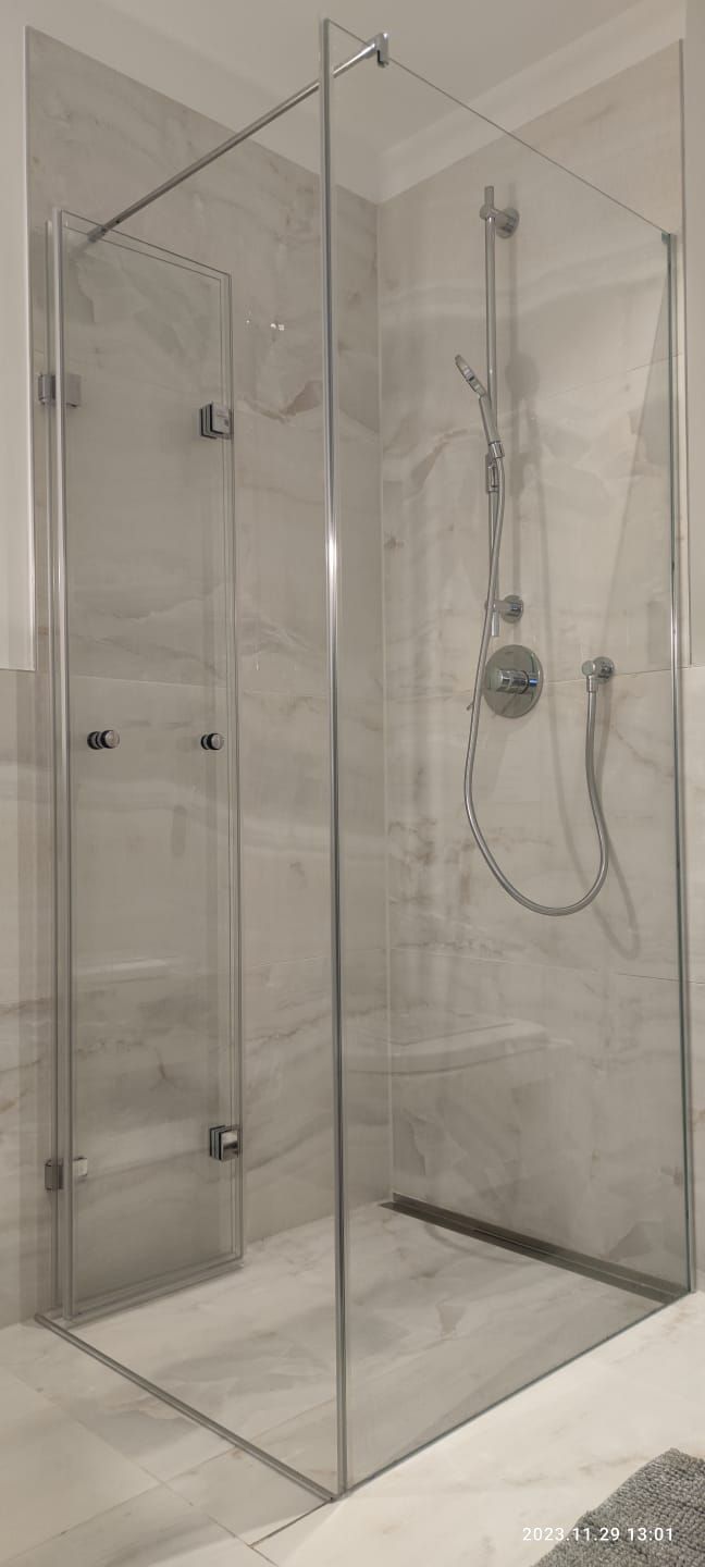 Ganzglas-Eckdusche mit Falttüre - www.meine-glas-dusche.de