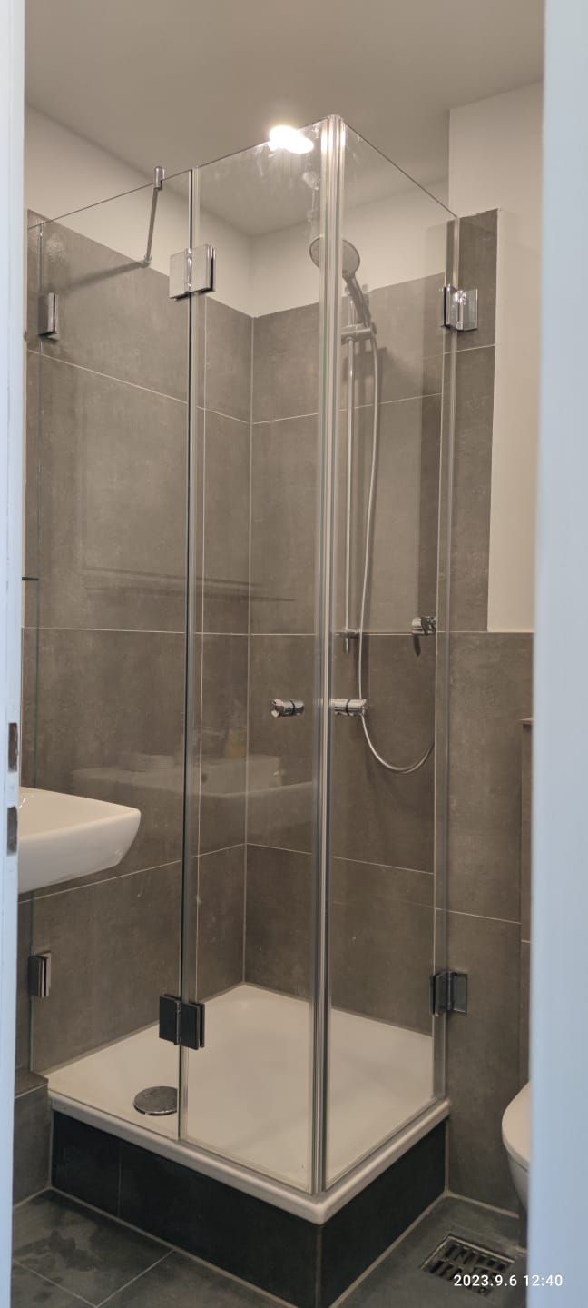 Ganzglas-Eckdusche mit Eckeinstieg - www.meine-glas-dusche.de