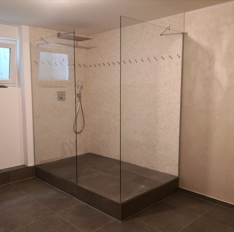 Walk-In-Duschwandanlage aus Glas nach Maß - www.meine-glas-dusche.de