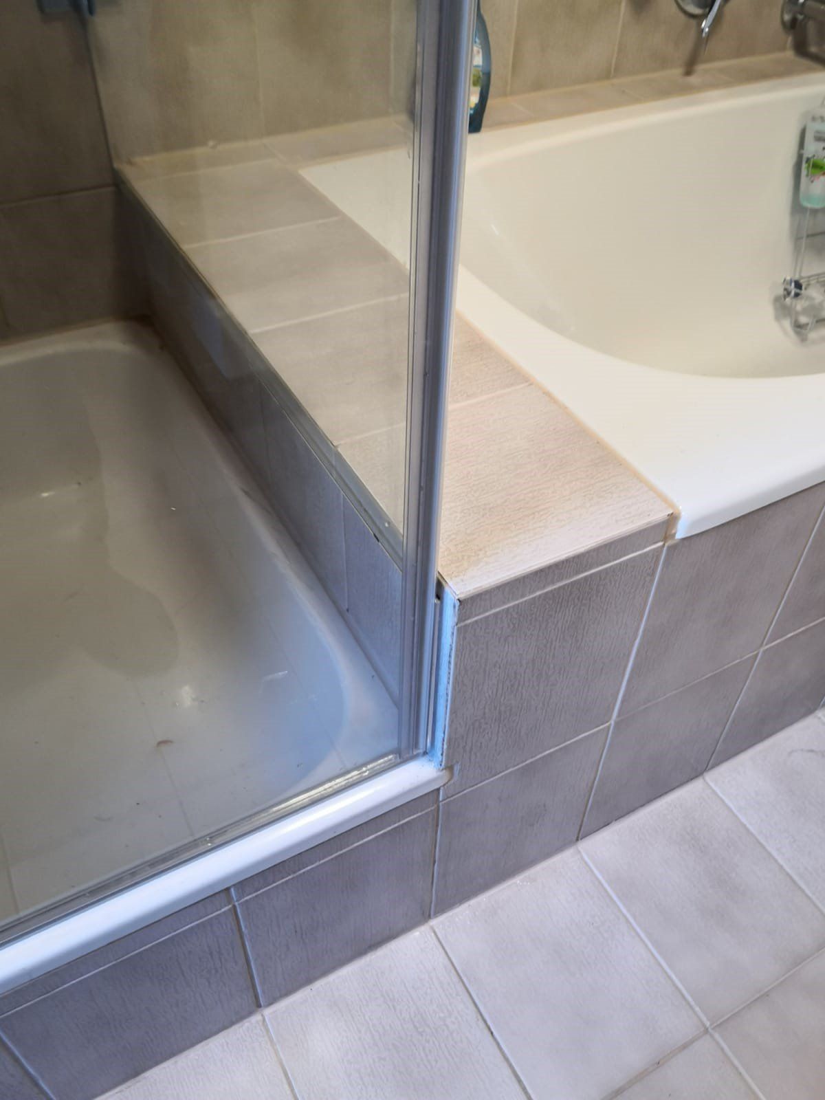 www.meine-glas-dusche.de - Ganzglasdusche neben Badewannen mit Aufmaß und Montage.