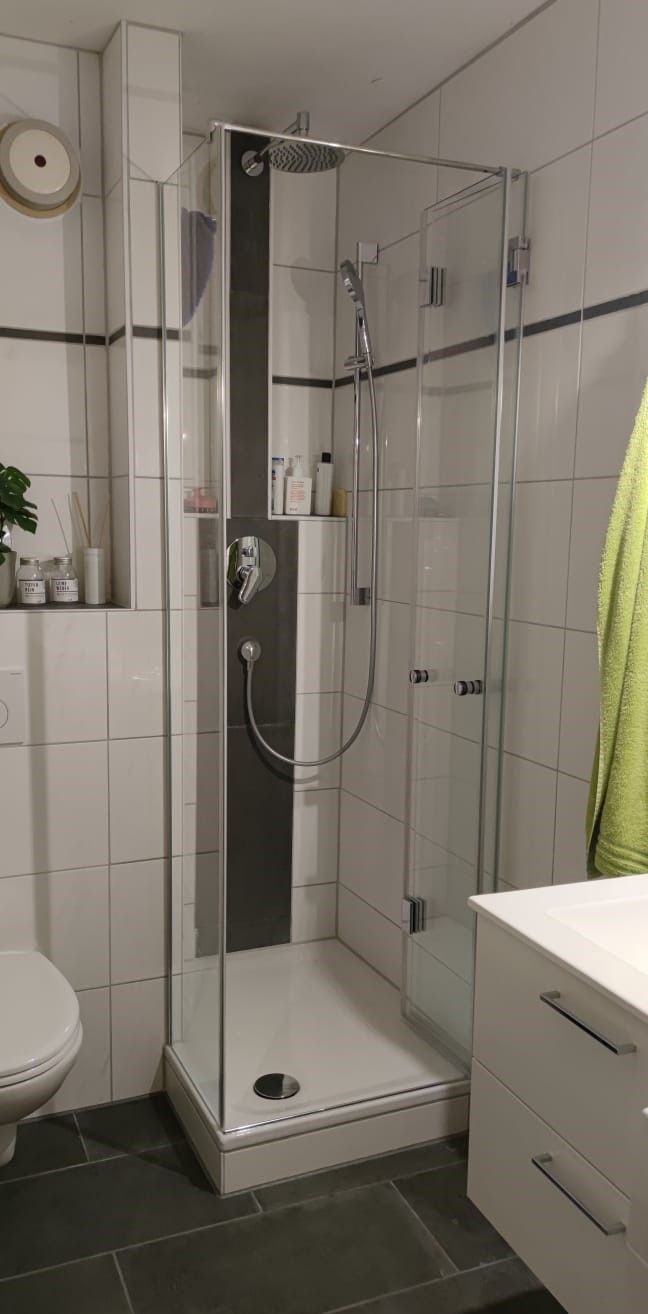 Eckdusche mit Falttüre aus Glas nach Maß - www.meine-glas-dusche.de