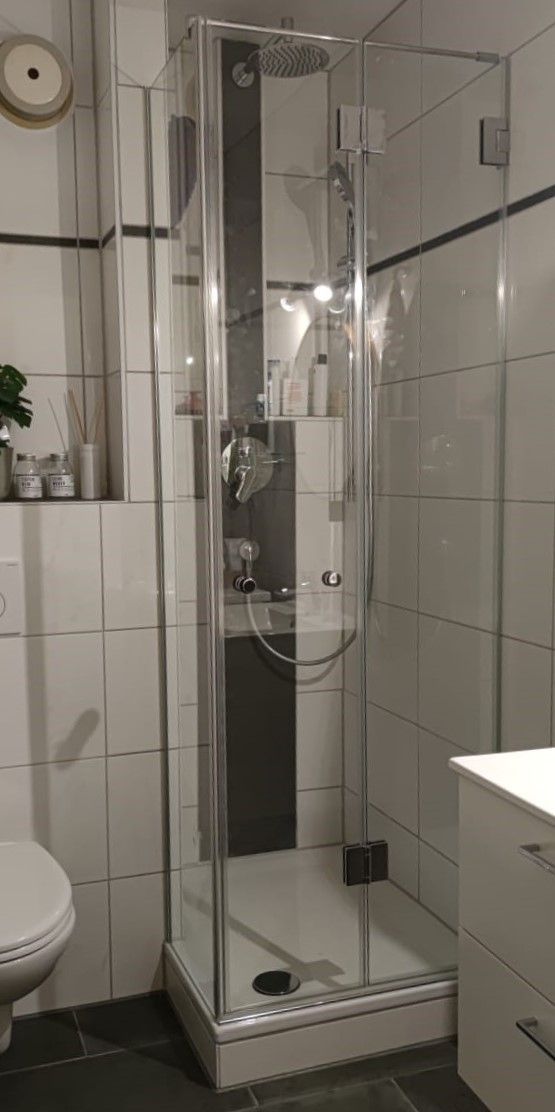 Eckduschkabine mit Falttüre aus Glas nach Maß - www.meine-glas-dusche.de