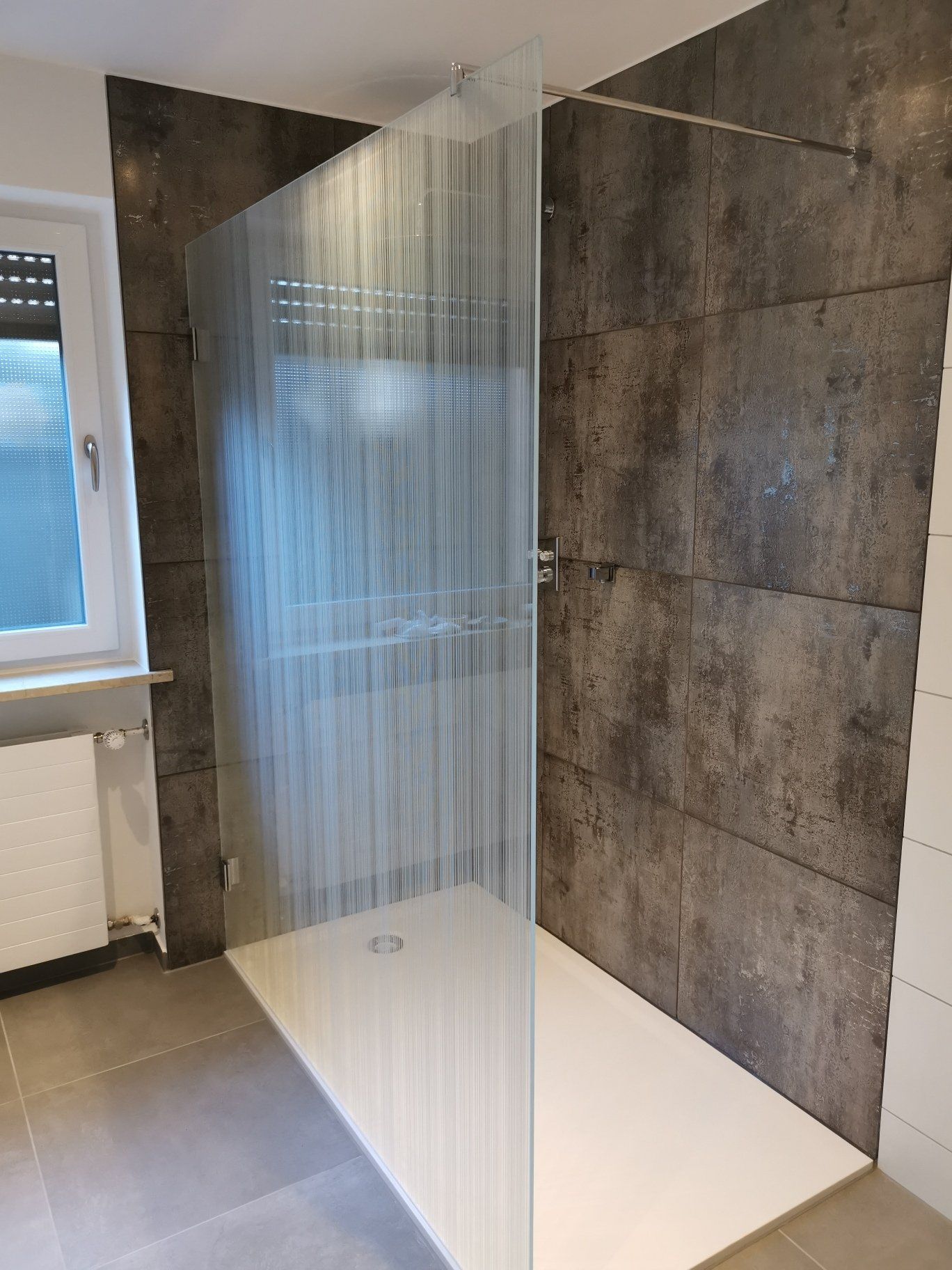 Walk-In-Duschwand aus Glas mit Dekor Bi-Rain - www.meine-glas-dusche.de