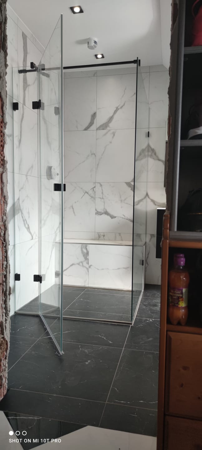 Duschkabine in Ecke und schwarzen Beschlägen - www.meine-glas-dusche.de