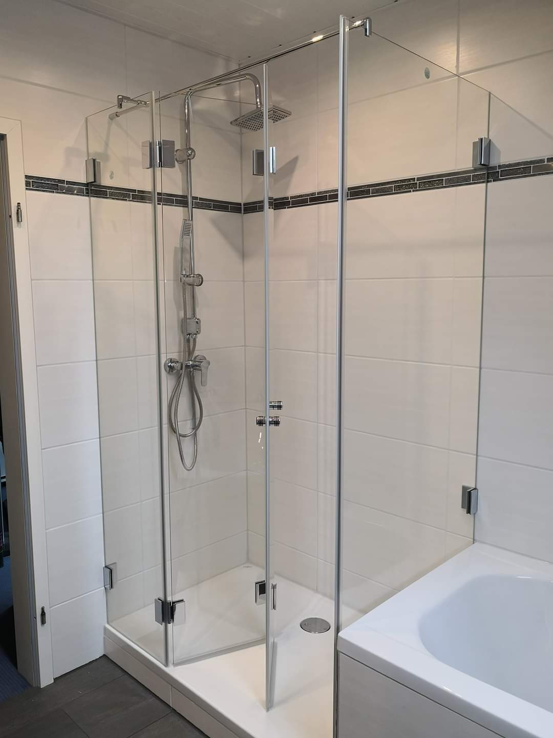 MGD Sonderlösung: Eckduschabtrennung mit Falttüranlage, neben Badewanne von MEINE GLAS DUSCHE