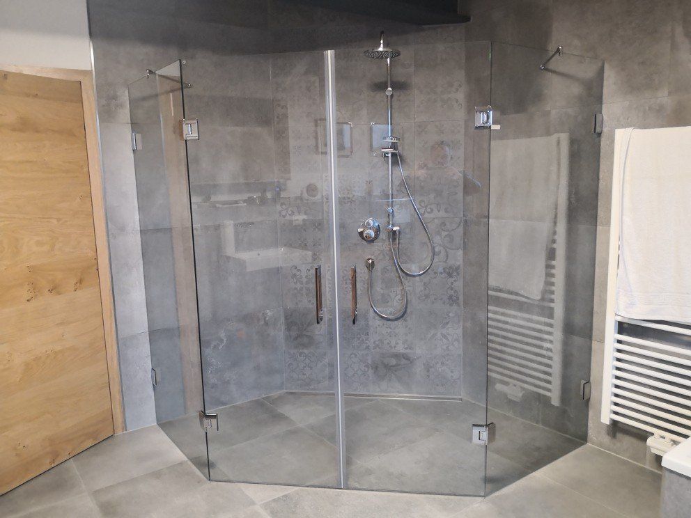 Fünfeckdusche Ganzglas rahmenlos - www.meine-glas-dusche.de