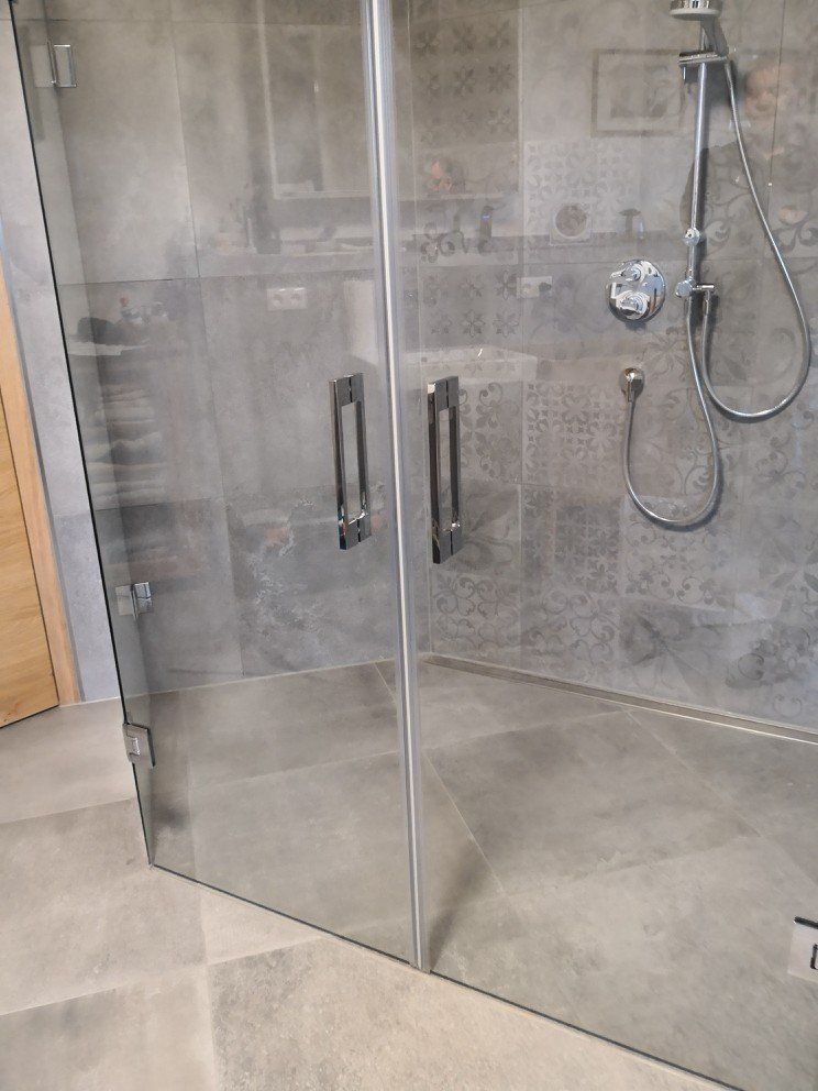 www.meine-glas-dusche.de - Fünfeckdusche mit zwei einflügeligen Pendeltüren aus Glas nach Maß, mit Stangengriffen.