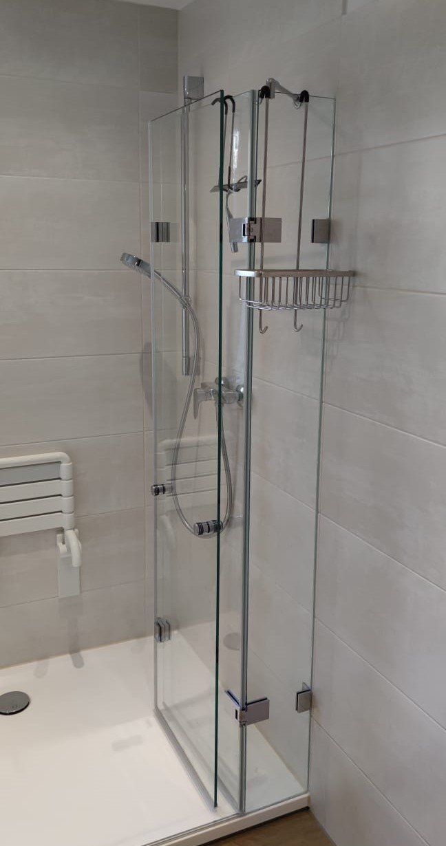 Duschwand als Faltwand aus Glas nach Maß - www.meine-glas-dusche.de